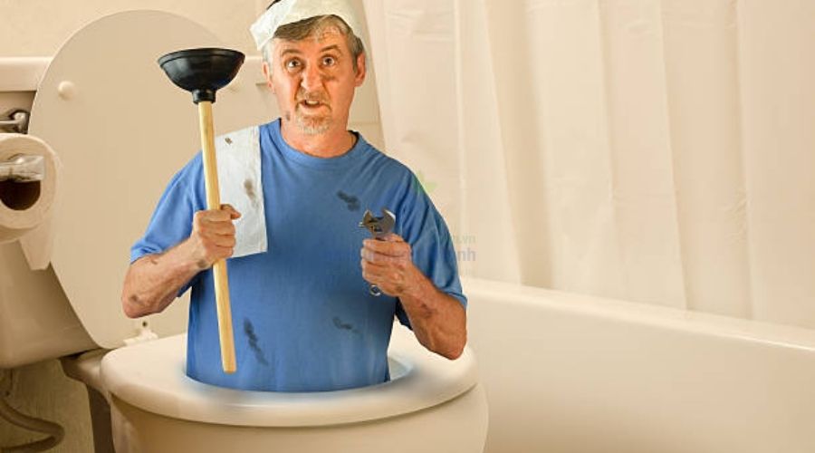 Thông bồn cầu bằng nước rửa chén và nước sôi