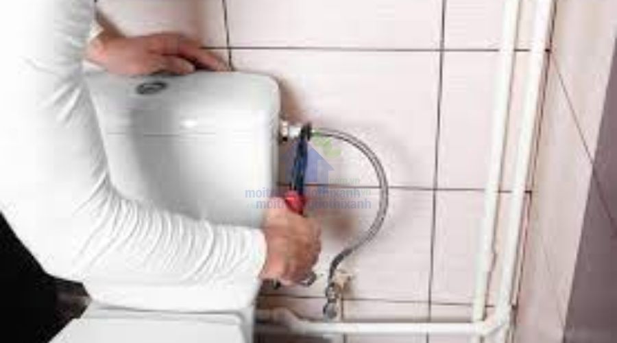 Hướng dẫn tự sửa bồn cầu bị rò nước liên tục