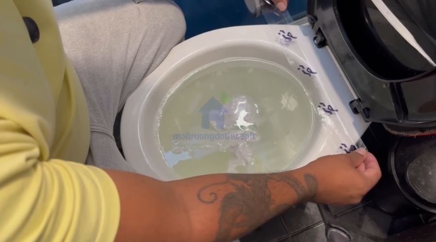 Mẹo thông bồn cầu bằng băng dính không cần dụng cụ