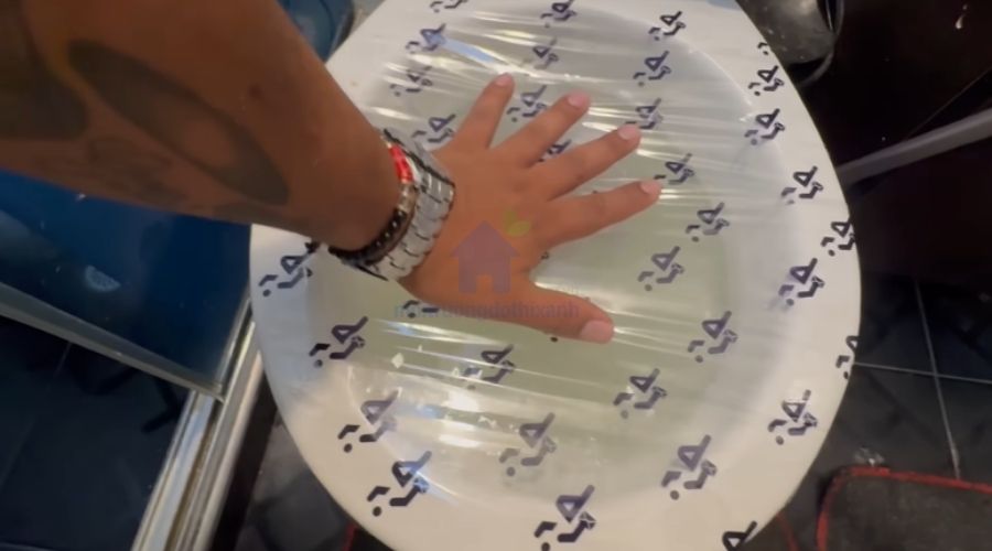 Cách làm bồn cầu hết nghẹt bằng băng keo dính