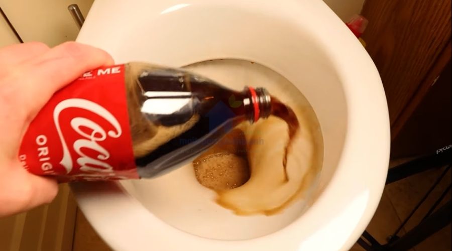 hướng dẫn thông tắc bồn cầu bằng coca cola