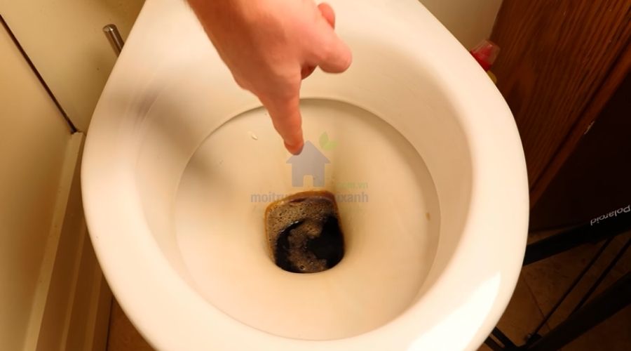 Cách pha Coca Cola để thông bồn cầu tại nhà