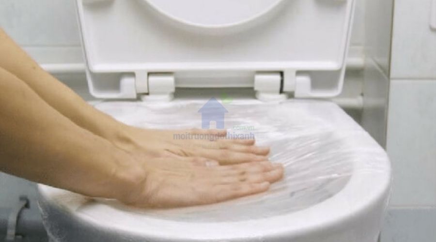 Màng bọc thực phẩm giúp thông bồn cầu nhanh chóng