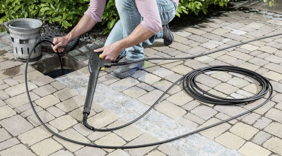 Hướng dẫn tự thông bồn cầu bằng máy rửa xe