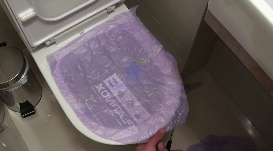Cách thông bồn cầu bằng túi bóng ni lông tại nhà