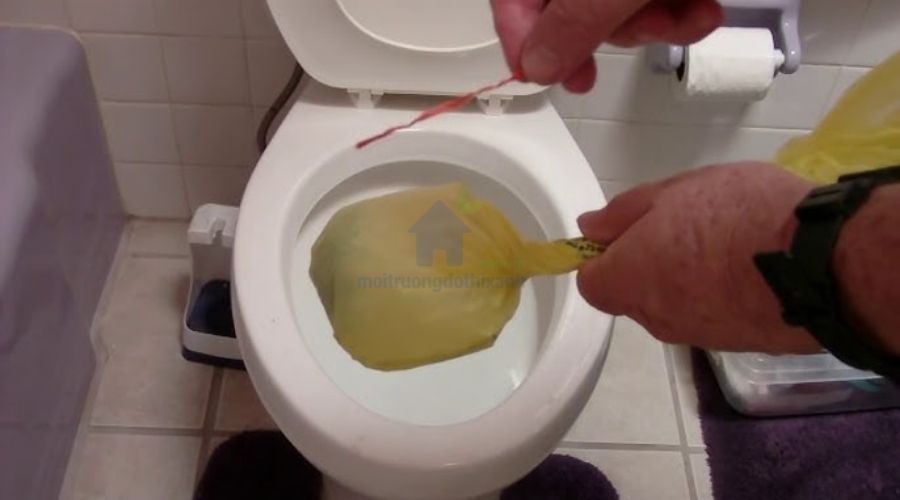 Cách xử lý bồn cầu nghẹt bằng túi bóng tại nhà