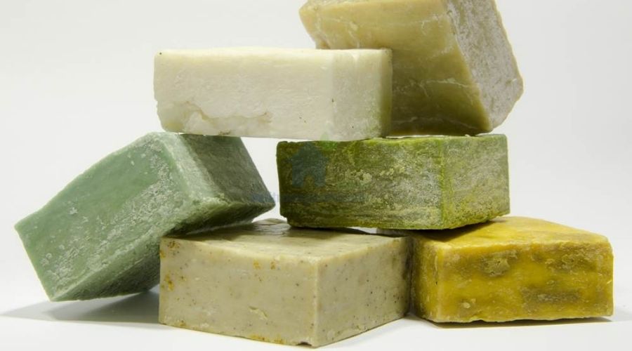 Thông bồn cầu chung cư bằng nước nóng và xà phòng