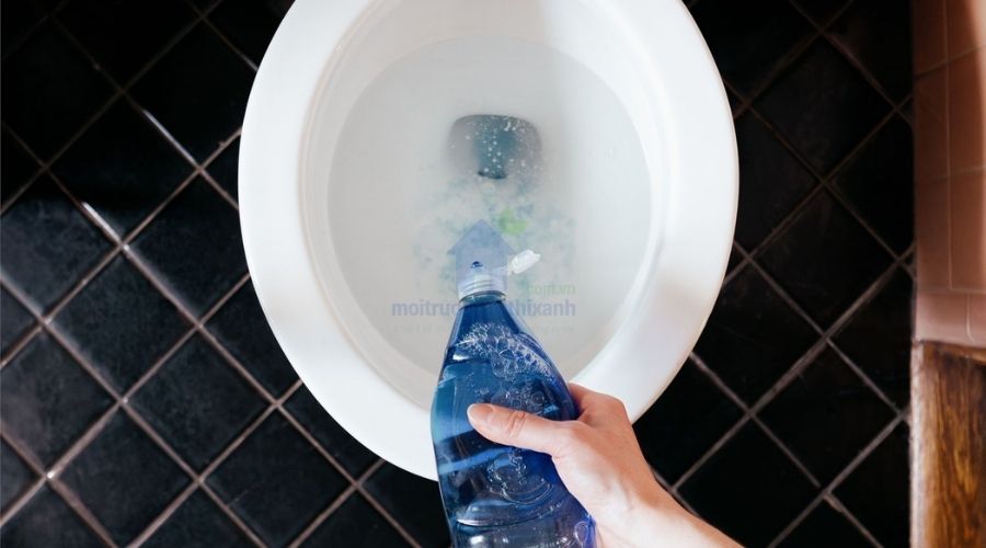 Cách xử lý bồn cầu nghẹt bằng xà phòng và nước nóng