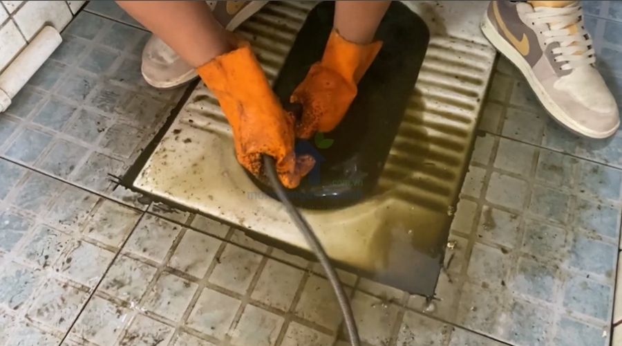 Mẹo xử lý bồn cầu ngồi xổm bị tắc nhanh