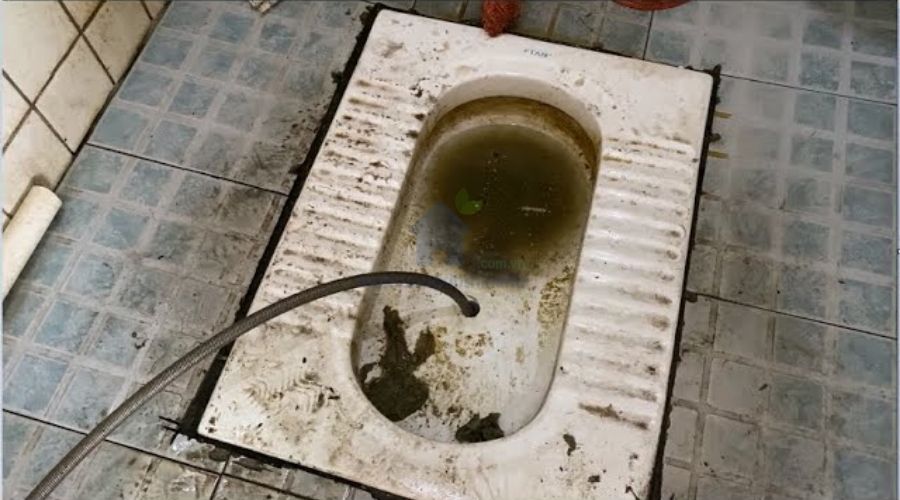 Cách thông bồn cầu ngồi xổm: Hướng dẫn chi tiết và dễ làm