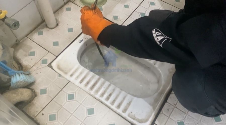 Xử lý bồn cầu ngồi xổm tắc do dị vật