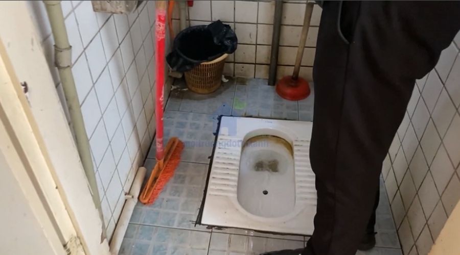 Hướng dẫn thông bồn cầu ngồi xổm bị nghẹt hiệu quả