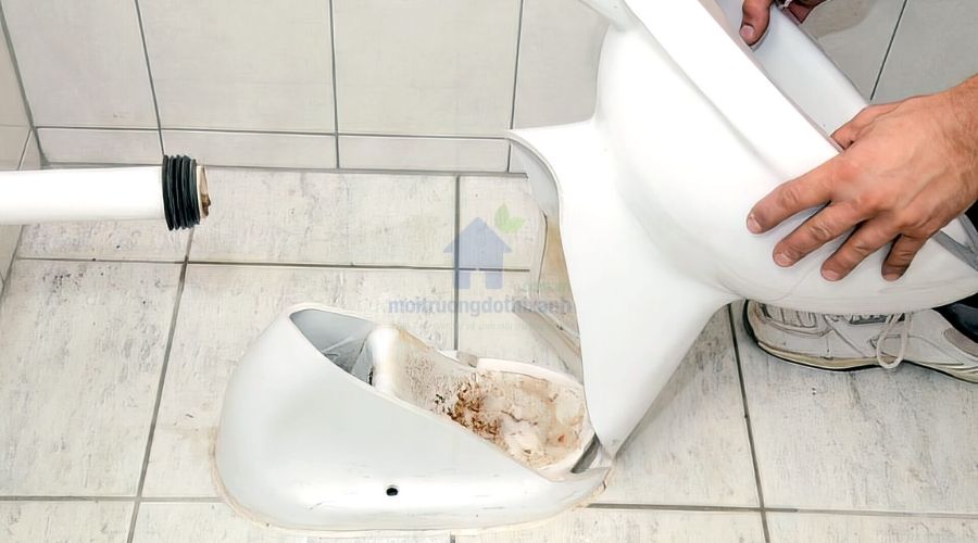 Hướng dẫn chi tiết các bước thông bồn cầu bị tắc vật cứng