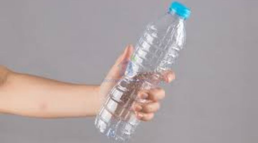 thông tắc bồn cầu bằng vỏ chai nhựa đơn giản