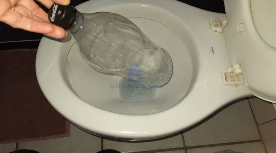 Mẹo thông bồn cầu bằng chai nhựa không cần thợ