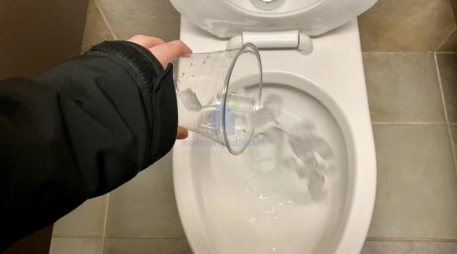 Hướng dẫn thông bồn cầu bằng đá lạnh hiệu quả