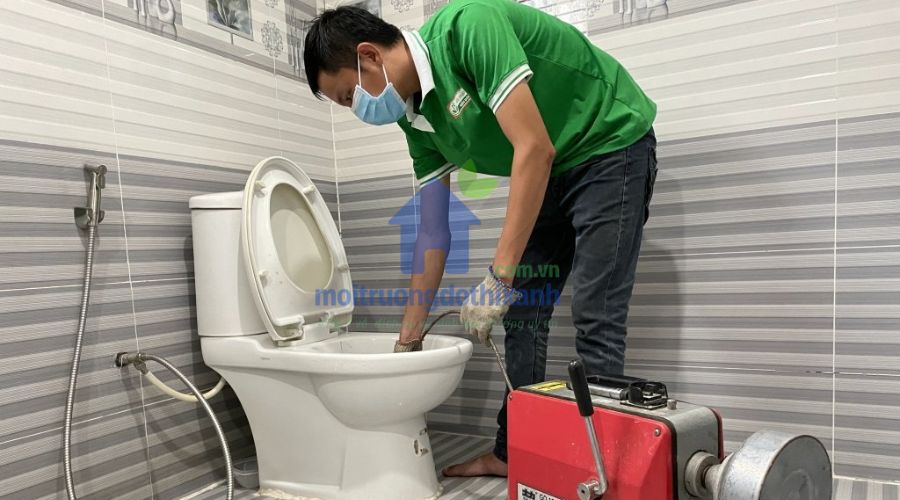 Thông tắc bồn cầu bằng máy lò xo giá rẻ, uy tín