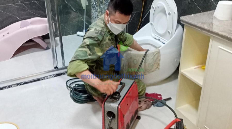 Nhân viên đang thông tắc bồn cầu tại Gia Lâm Hà Nội