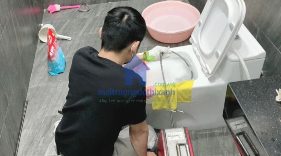 Công nhân môi trường đang thông bồn cầu Hòa Bình