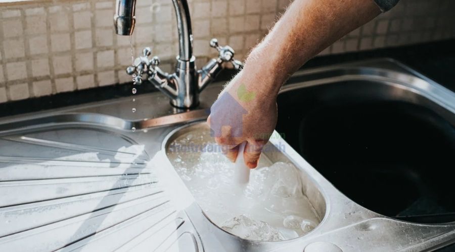 Làm sạch ống thoát nước bồn rửa chén bằng baking soda