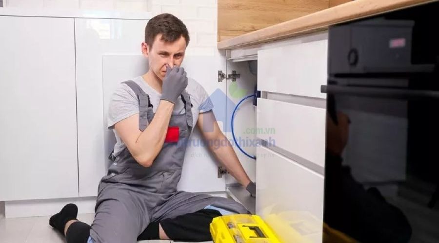 Tủ bếp dưới bồn rửa chén bị mốc và hôi