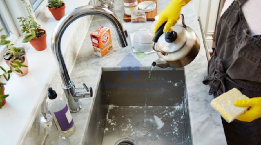 Cách khử mùi tủ bếp bị hôi do nước rò rỉ