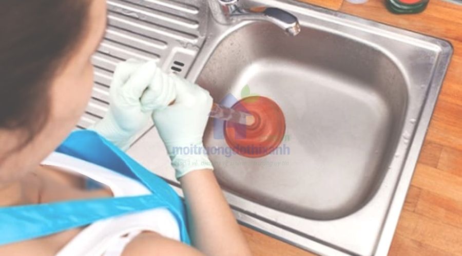 Cách thông bồn rửa chén bằng pittong cao su