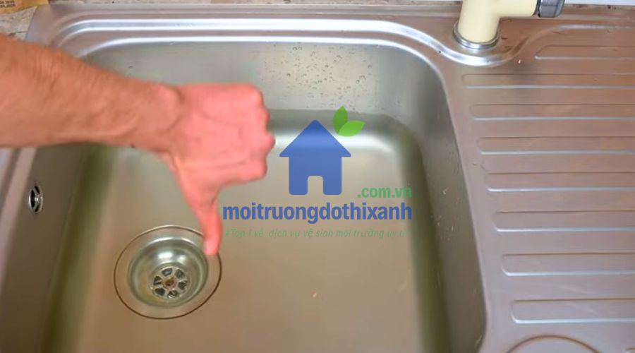 Thông bồn rửa bát bằng muối dứt điểm tắc nghẽn.