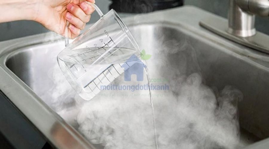 Đổ nước nóng vào bồn rửa chén: lợi ích và rủi ro ít ai biết