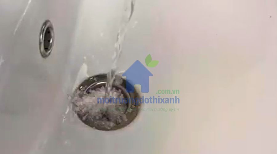 Đổ nước nóng vào bồn rửa bát.