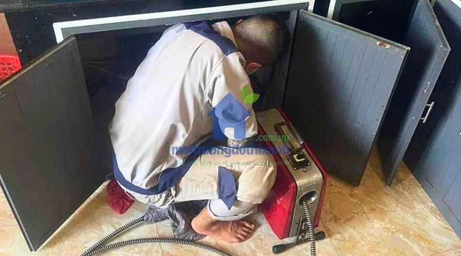 Hướng dẫn vệ sinh và xử lý bồn rửa bát bị ẩm