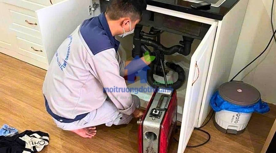 Thợ sửa bồn rửa chén bị tắc tại TPHCM