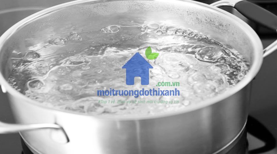 nước sôi thông cống vs hóa chất