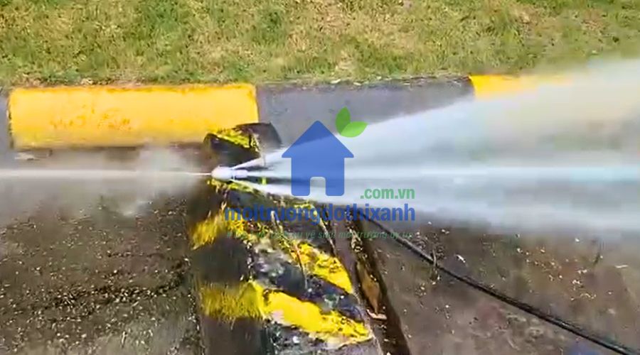 thông tắc bồn cầu bằng máy áp lực nước
