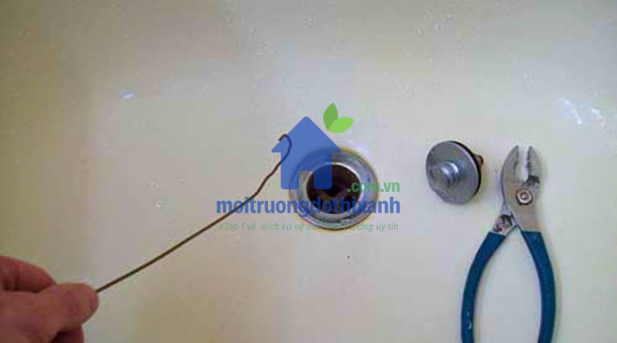 Thông cống bị nghẹt bằng móc treo quần áo hiệu quả
