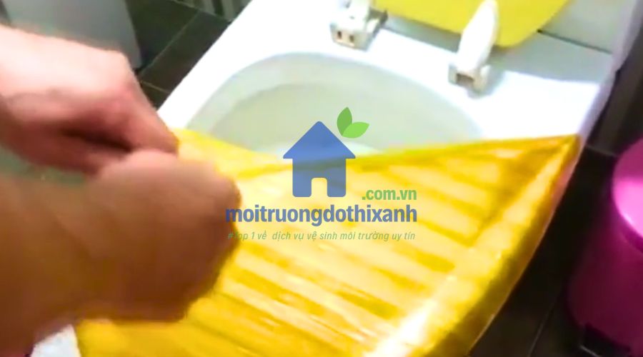 Dán băng dính lên bồn cầu để xử lý nghẹt hiệu quả