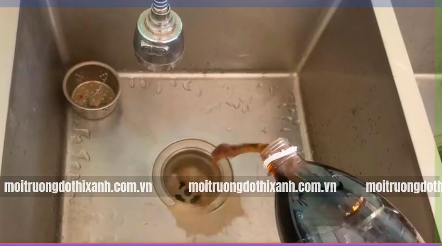 hướng dẫn thông tắc bồn cầu cống bằng coca