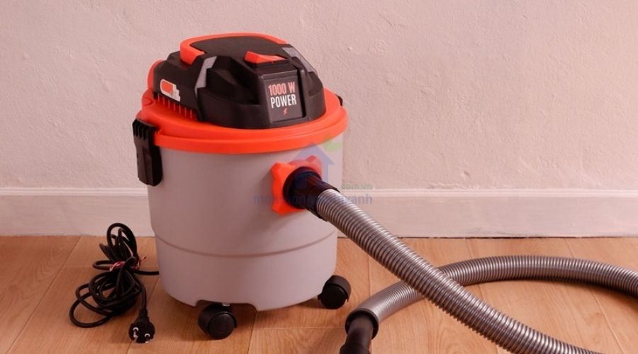 thông tắc bồn cầu bằng Máy hút bụi đa năng