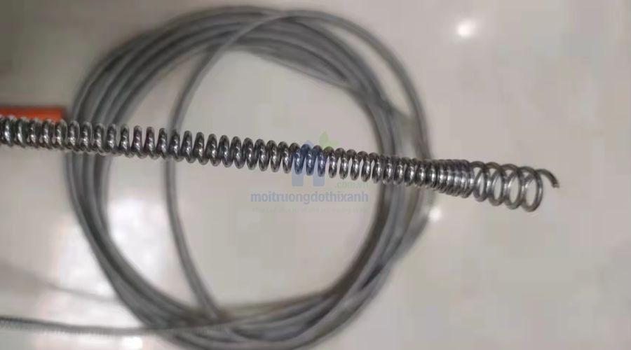 Thông tắc bồn cầu bằng dây lò xo không cần thợ