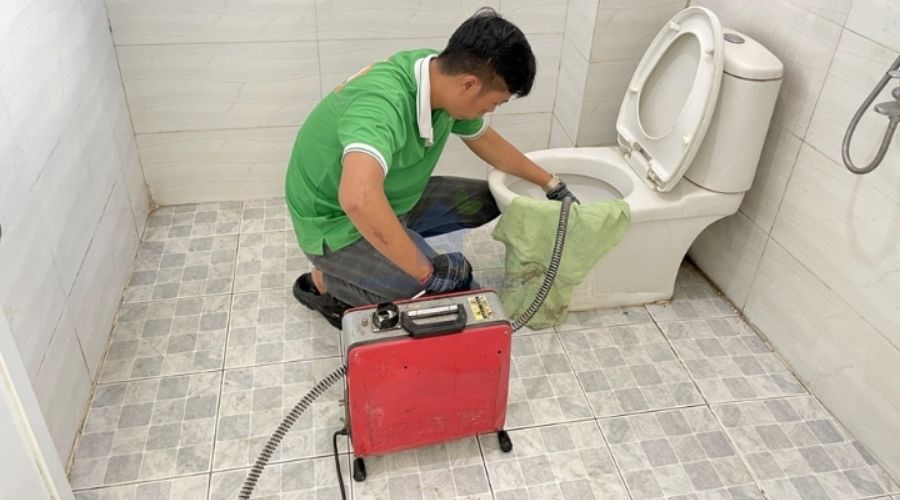 thông tắc bồn cầu bằng máy lò xo chuyên dụng