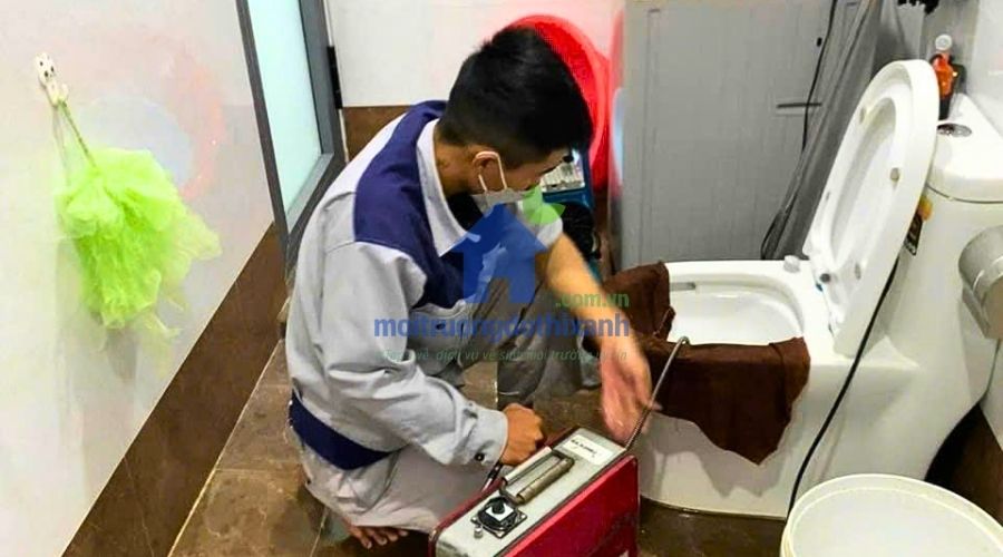 Kỹ thuật viên xử lý bồn cầu nghẹt ở Cần Thơ