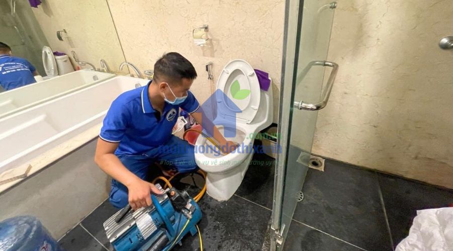 Hình ảnh đội thợ thông tắc bồn cầu Long Biên đang làm việc