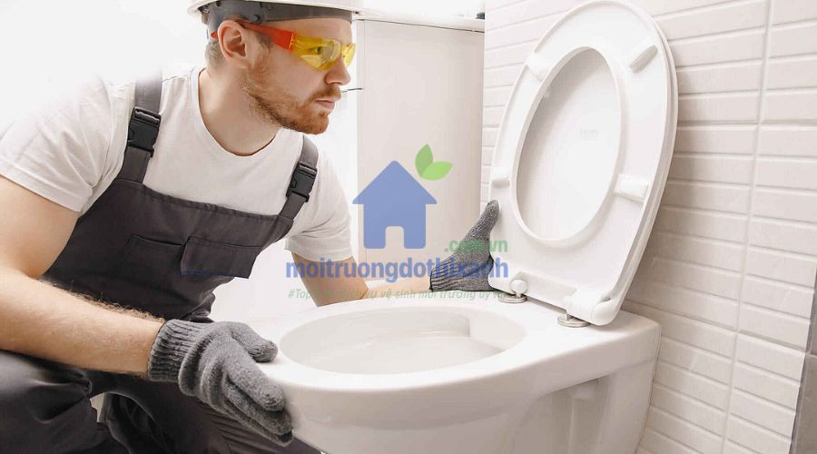 Quy trình thông tắc bồn cầu tại Long Biên an toàn, không đục phá