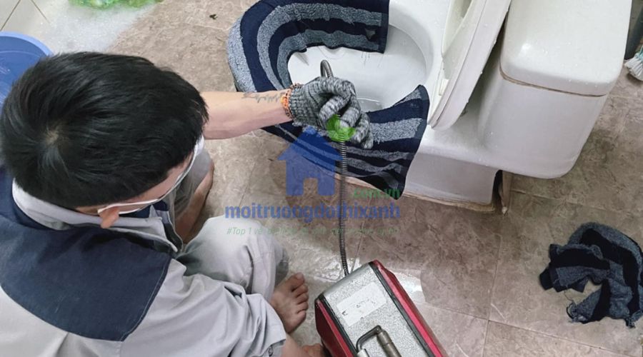 Kỹ thuật viên thông tắc bồn cầu tại Long Biên chuyên nghiệp