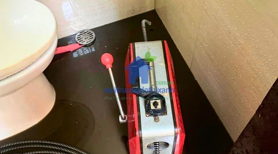 Dụng cụ thông bồn cầu mini hiệu quả cao cho người Liên Chiểu