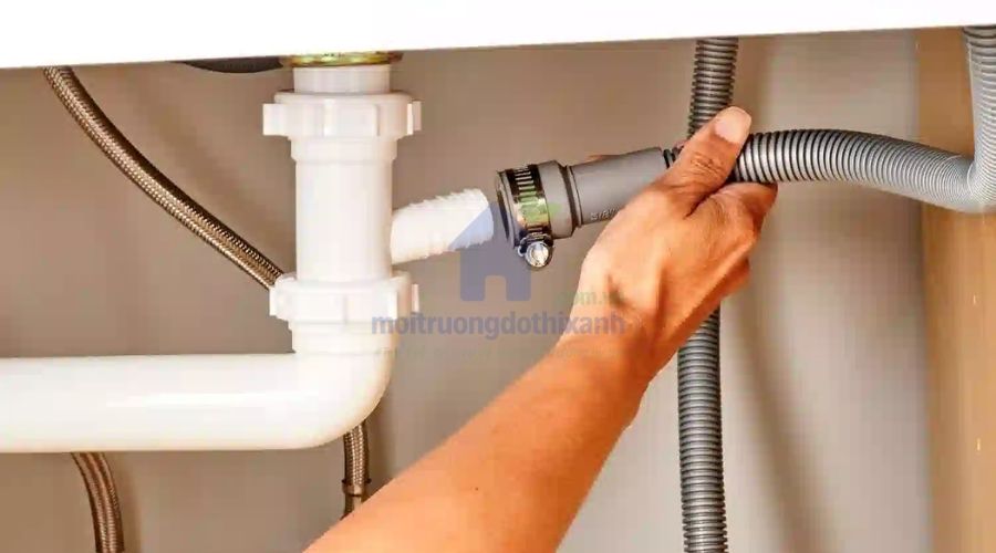 Vết nứt nhỏ trên bồn rửa chén gây rò rỉ