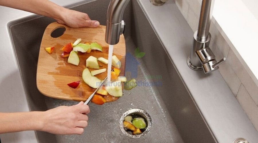 Dầu ăn đổ xuống bồn rửa gây đông cứng trong ống thoát