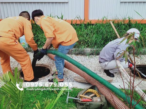 Rút hầm cầu tại trường học